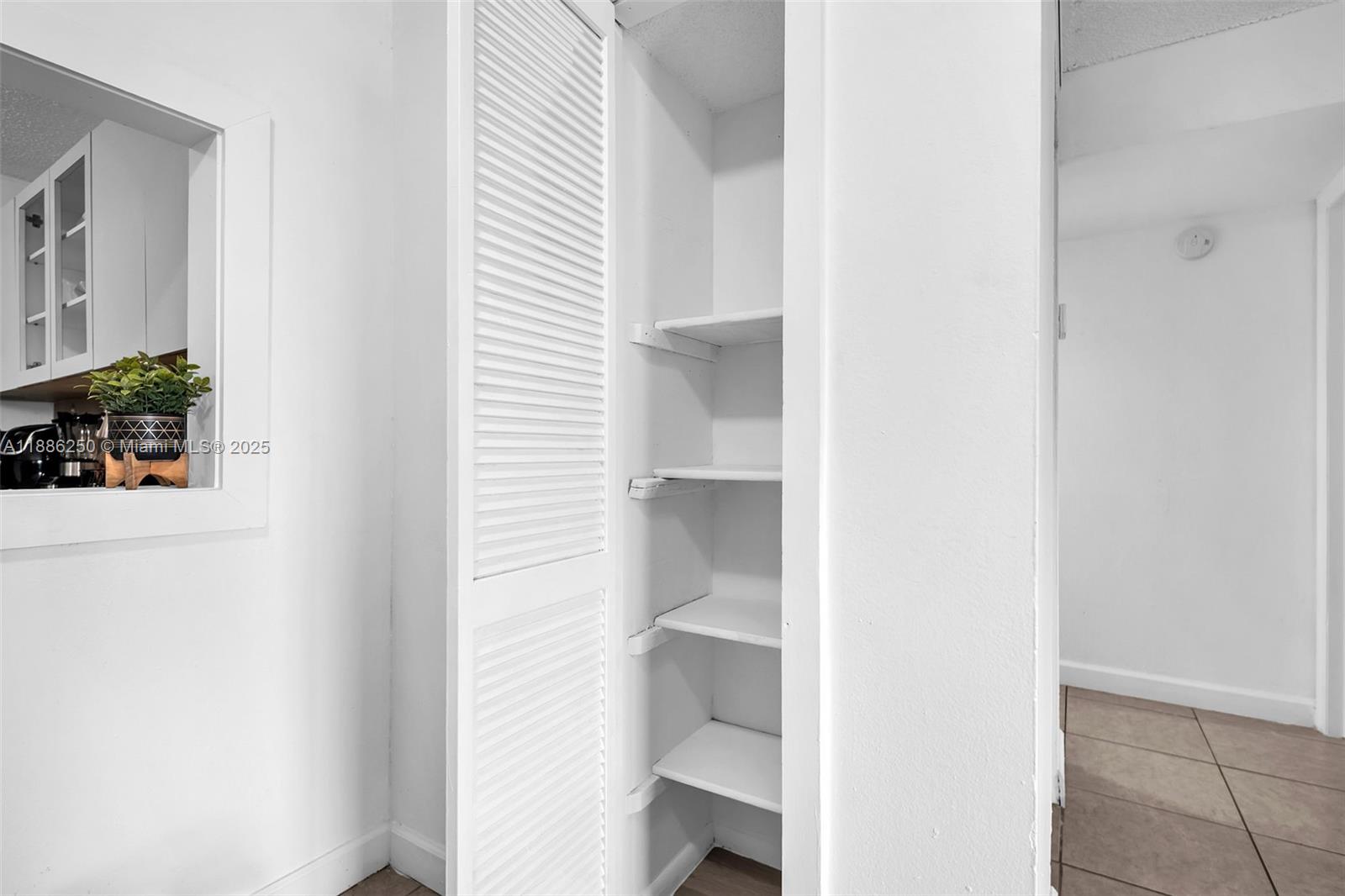INTERNATIONAL CONDO - Residential