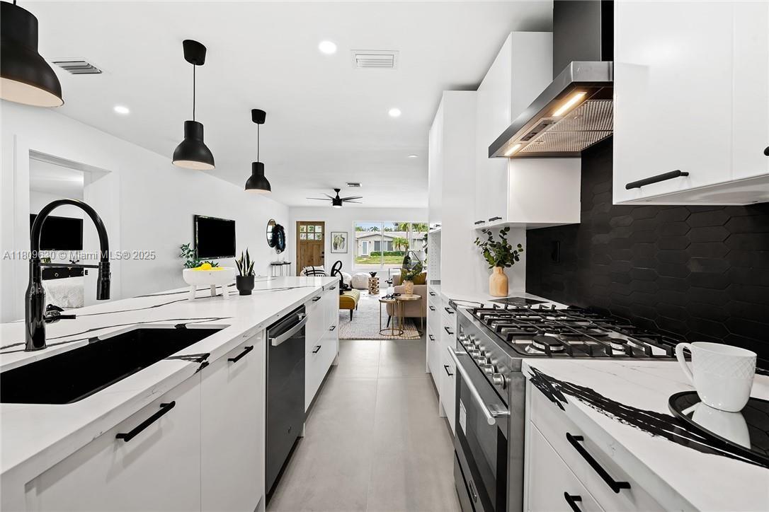 POINSETTIA HEIGHTS N RiDGE - Residential