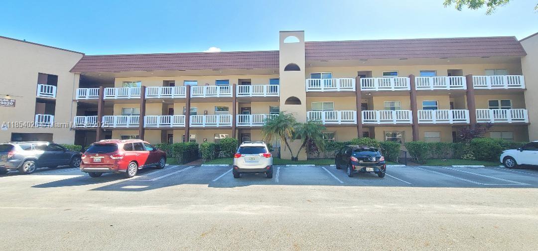 2 bedroom 2 bathroom Condo on the 1st floor. Updated kitchen. Great investment opportunity or opportunity for a buyer to create the atmosphere they desire. Priced to sell and ready for the right buyer.Centrally located with abundant amenities such as tennis courts, pool, golf course, fitness center, clubhouse and theater. Maintenance fee includes cable, water and internet. Near shops, dining and entertainment. Short drive to nearby Sawgrass Mall.