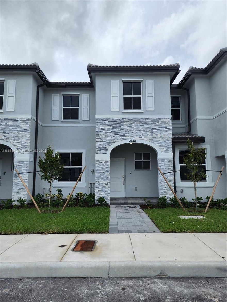 Amazing Townhouse 3 bedroom, 2-1/2 bathroom with ceramic flooring on the first floor and carpet on
the second floor, modern Kitchen with Top of the line appliances, Impact Windows, modern bathrooms and closets,
2 assigned parking spaces right in front of the house. Clubhouse, Pool, Gym and more. Included Internet. Easy
access to Palmetto and Turnpike Highways. Available on November 1st.