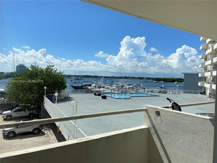 STUDIO WITH SEPARATE KITCHEN, FULL OF CLOSETS. AMAZING SUNSET VIEWS. BALCONY. GREAT BUILDING .WASHER AND DRYER EVERY FLOOR. SECOND FLOOR. MANAGEMENT ON SITE.  EASY TO SHOW. AVAILABLE DECEMBEER 15TH.
CERAMIC FLOORS.