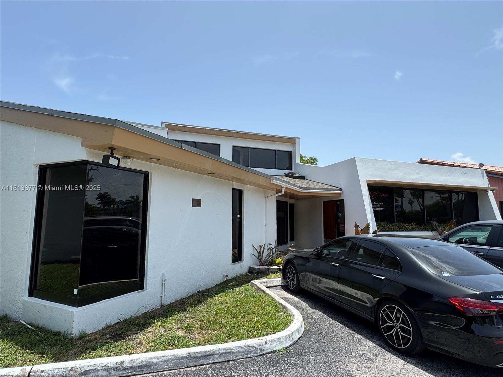 Ready to move DOOR RIGHT UNIT office space in the heart of North Miami Beach close to malls and shopping plaza and major highway.