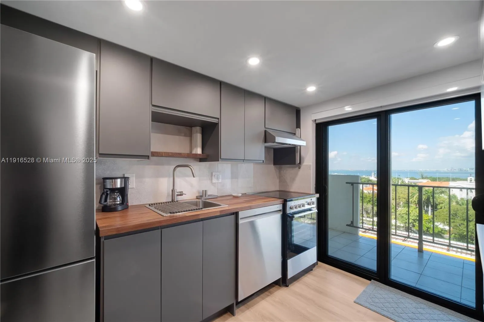 Key Biscayne, Florida 33149, United States, 2 Bedrooms Bedrooms, ,2 BathroomsBathrooms,Residential,Active,245215