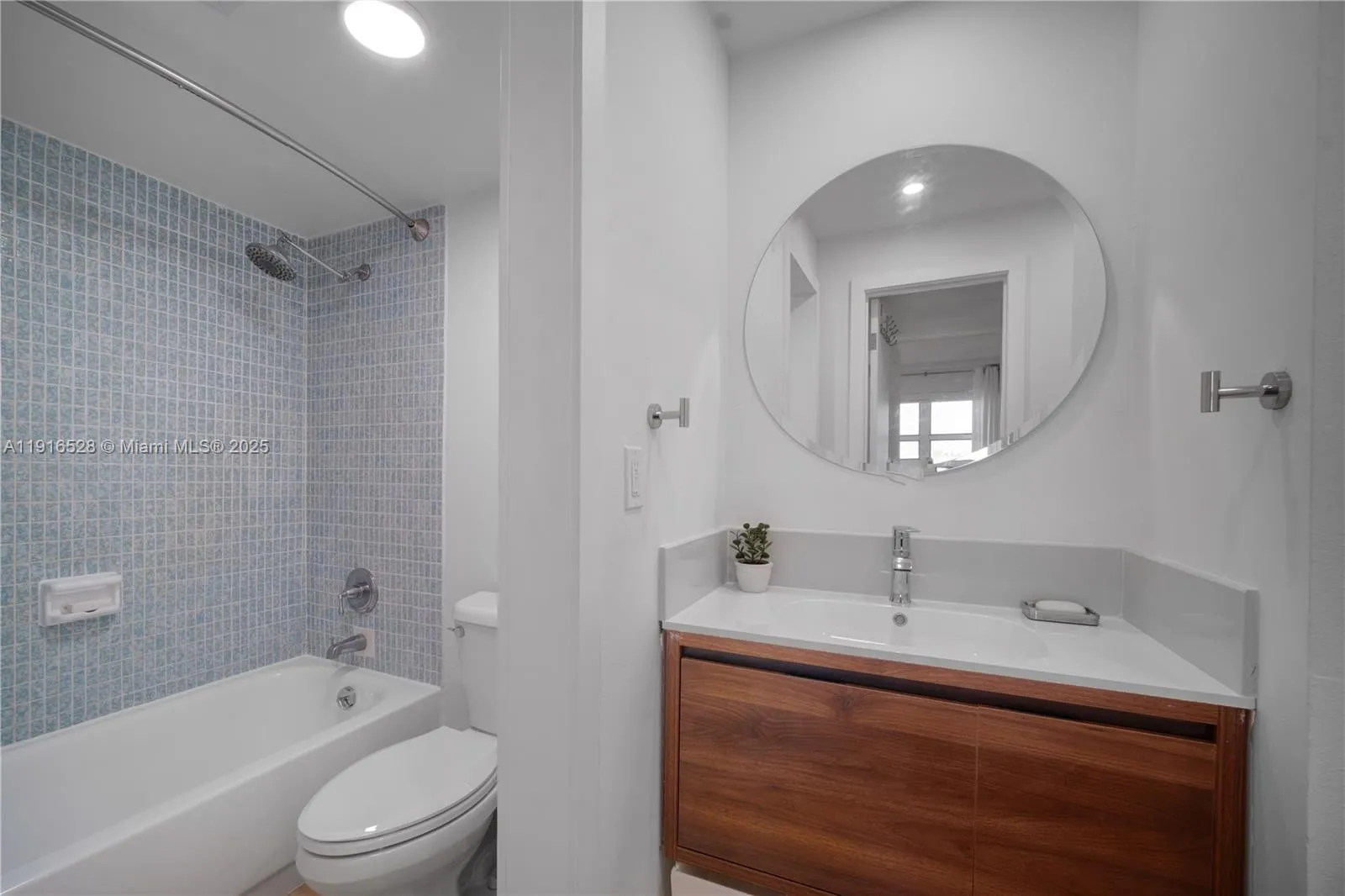 Key Biscayne, Florida 33149, United States, 2 Bedrooms Bedrooms, ,2 BathroomsBathrooms,Residential,Active,245215