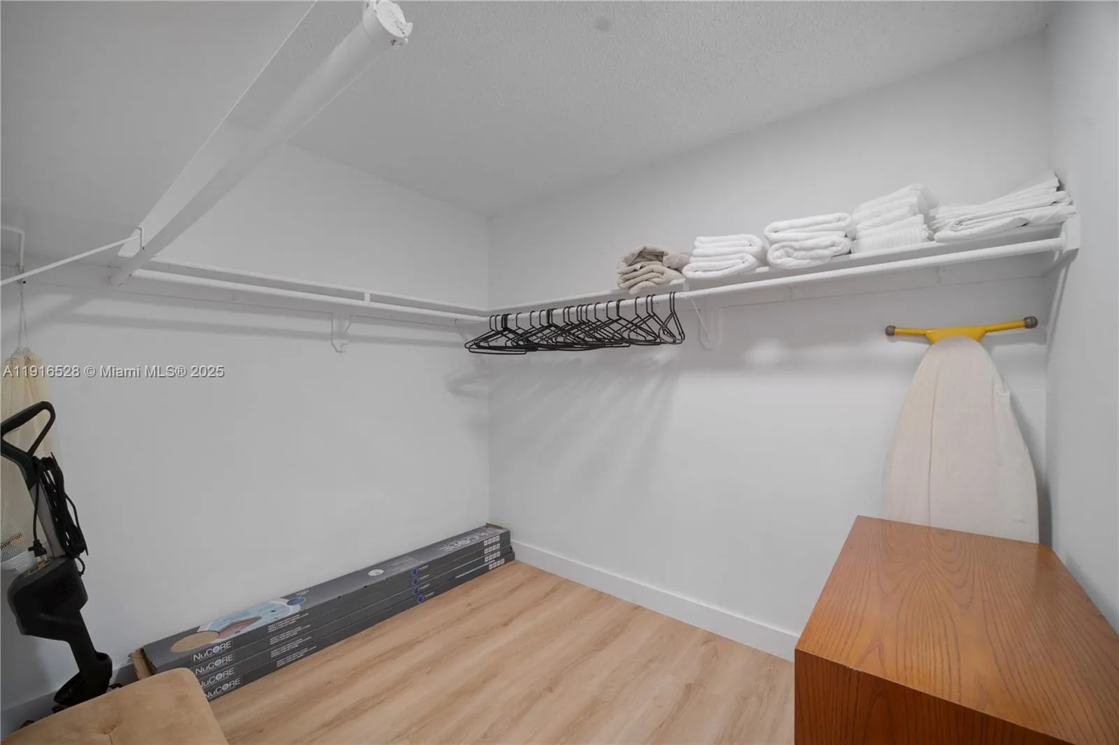 Key Biscayne, Florida 33149, United States, 2 Bedrooms Bedrooms, ,2 BathroomsBathrooms,Residential,Active,245215