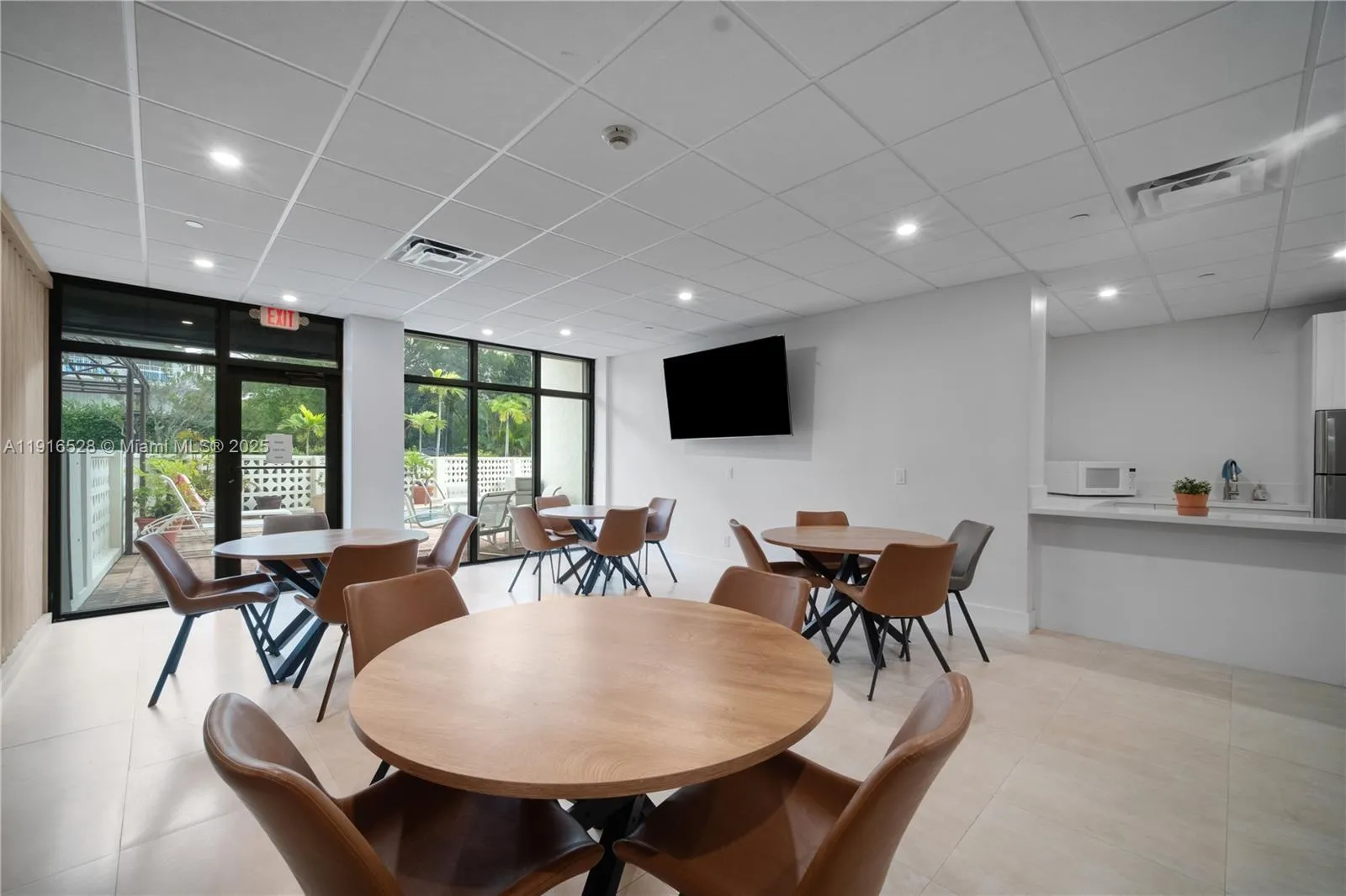 Key Biscayne, Florida 33149, United States, 2 Bedrooms Bedrooms, ,2 BathroomsBathrooms,Residential,Active,245215