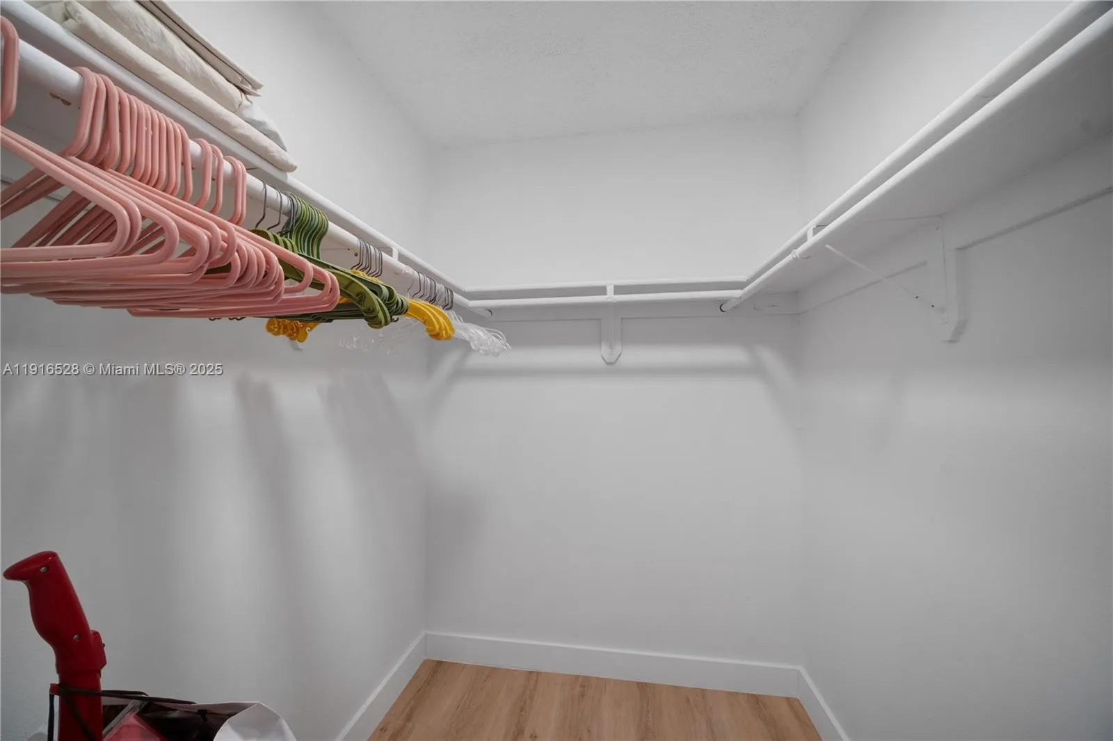 Key Biscayne, Florida 33149, United States, 2 Bedrooms Bedrooms, ,2 BathroomsBathrooms,Residential,Active,245215