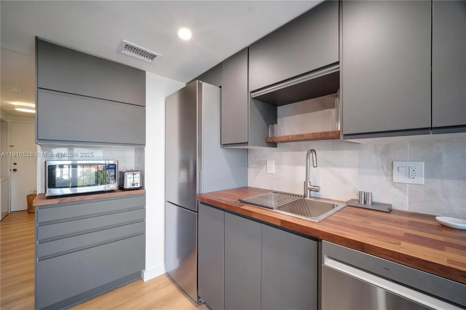 Key Biscayne, Florida 33149, United States, 2 Bedrooms Bedrooms, ,2 BathroomsBathrooms,Residential,Active,245215