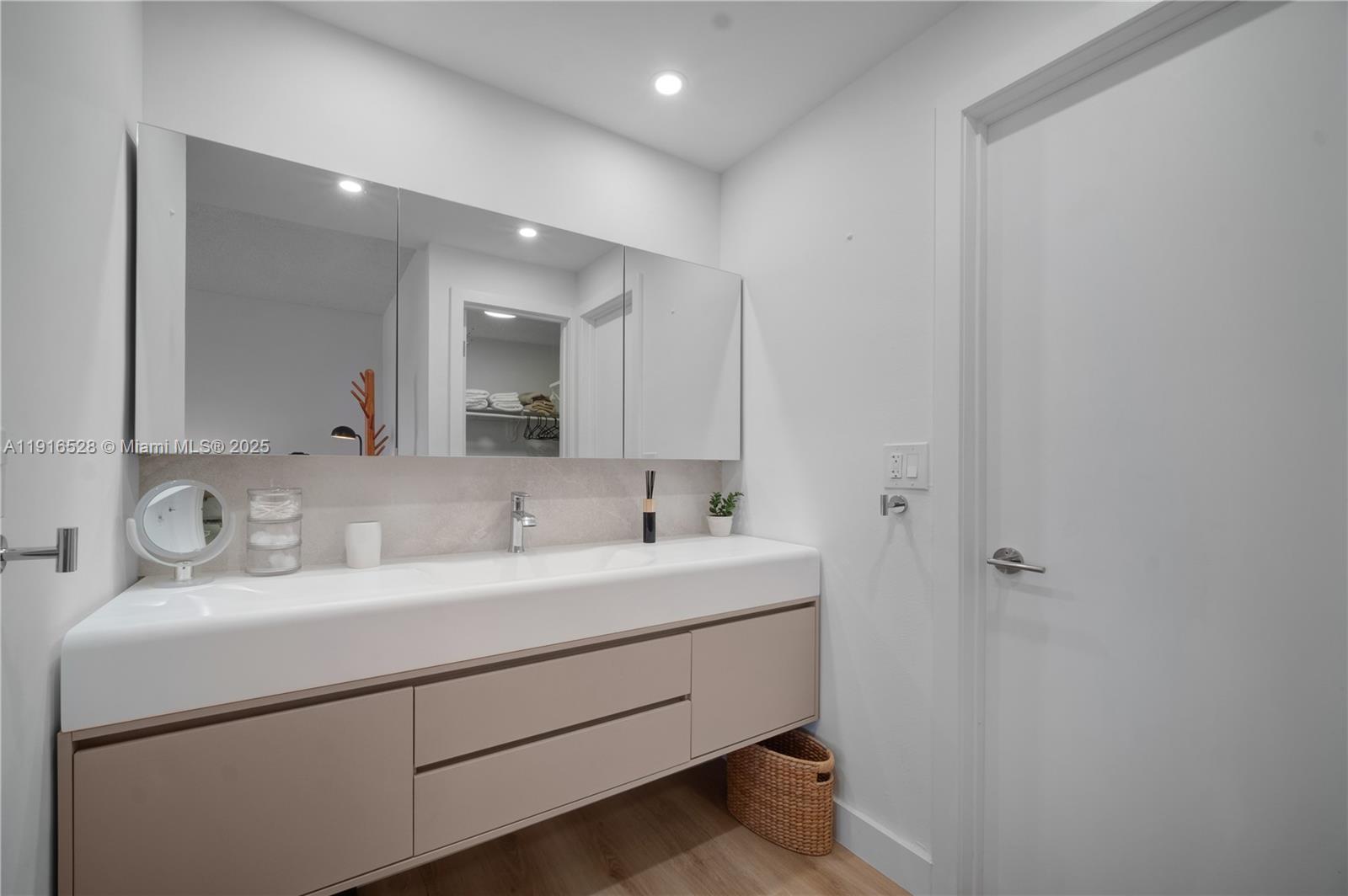 THE PALMS OF KEY BISCAYNE - Residential Lease