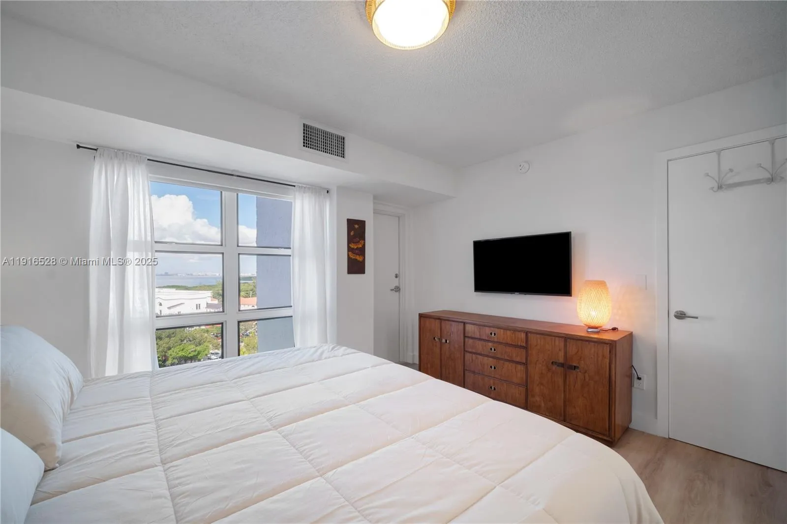 Key Biscayne, Florida 33149, United States, 2 Bedrooms Bedrooms, ,2 BathroomsBathrooms,Residential,Active,245215