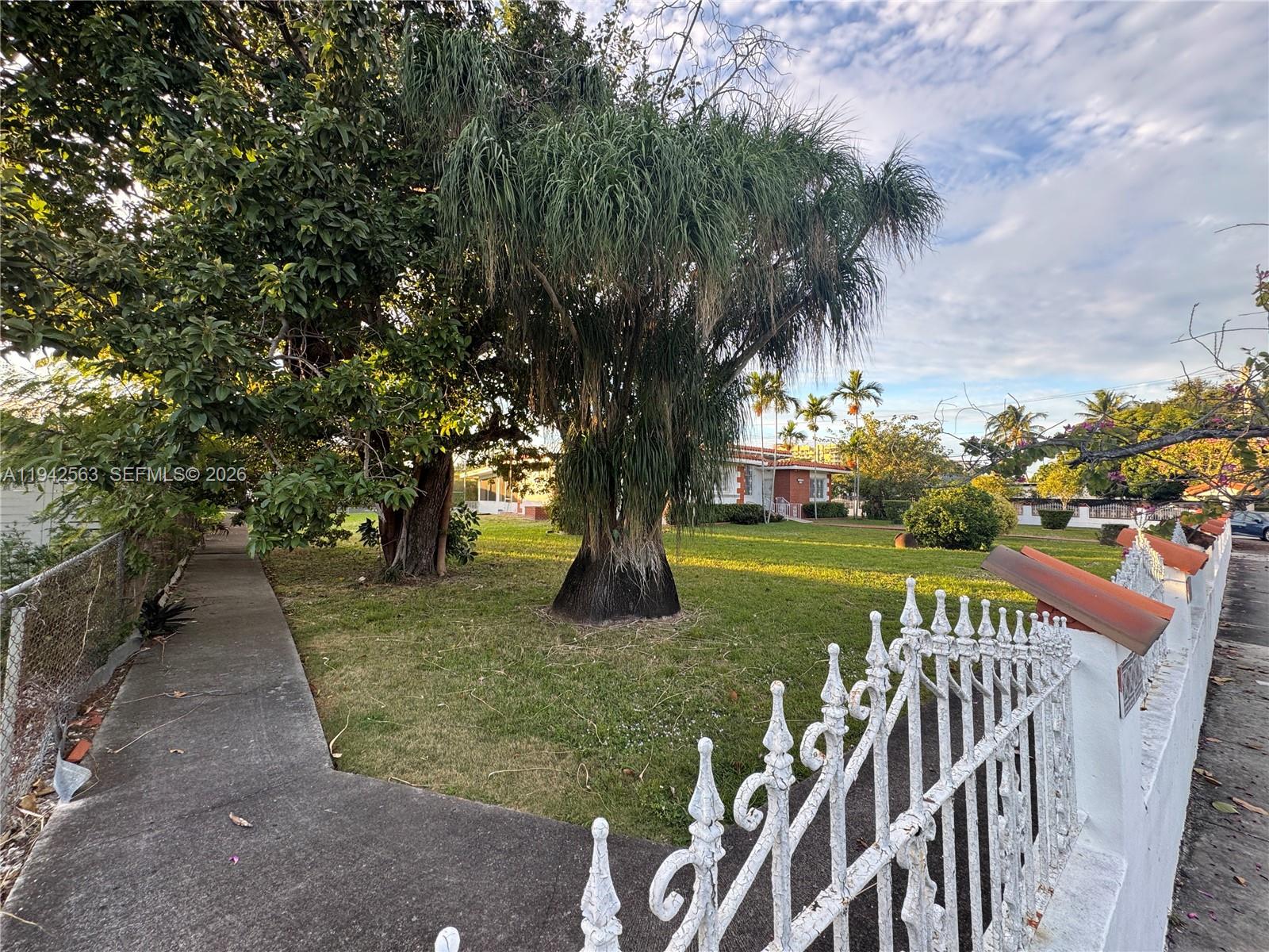 FLOYDS GROVES ESTATES - Land