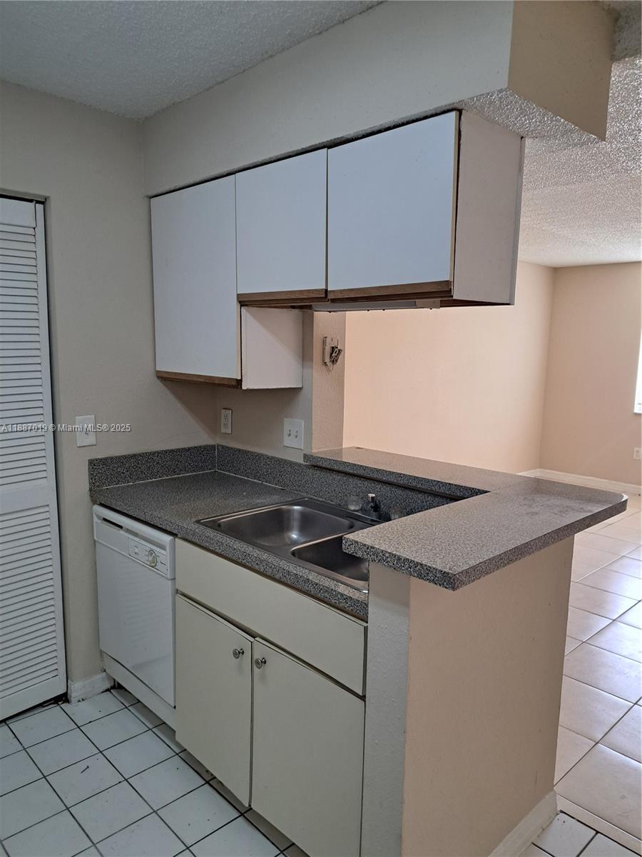 WINDWARD LAKES CONDO - Residential Lease