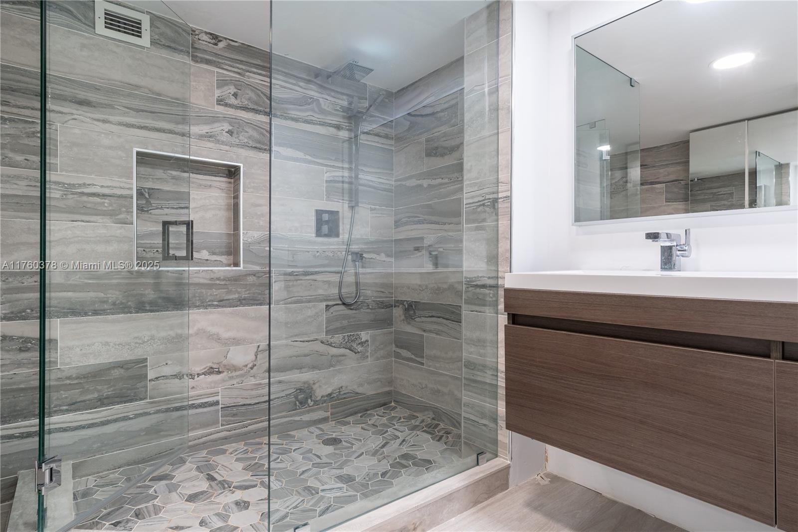 LA MER ESTATES SOUTH COND - Residential Lease