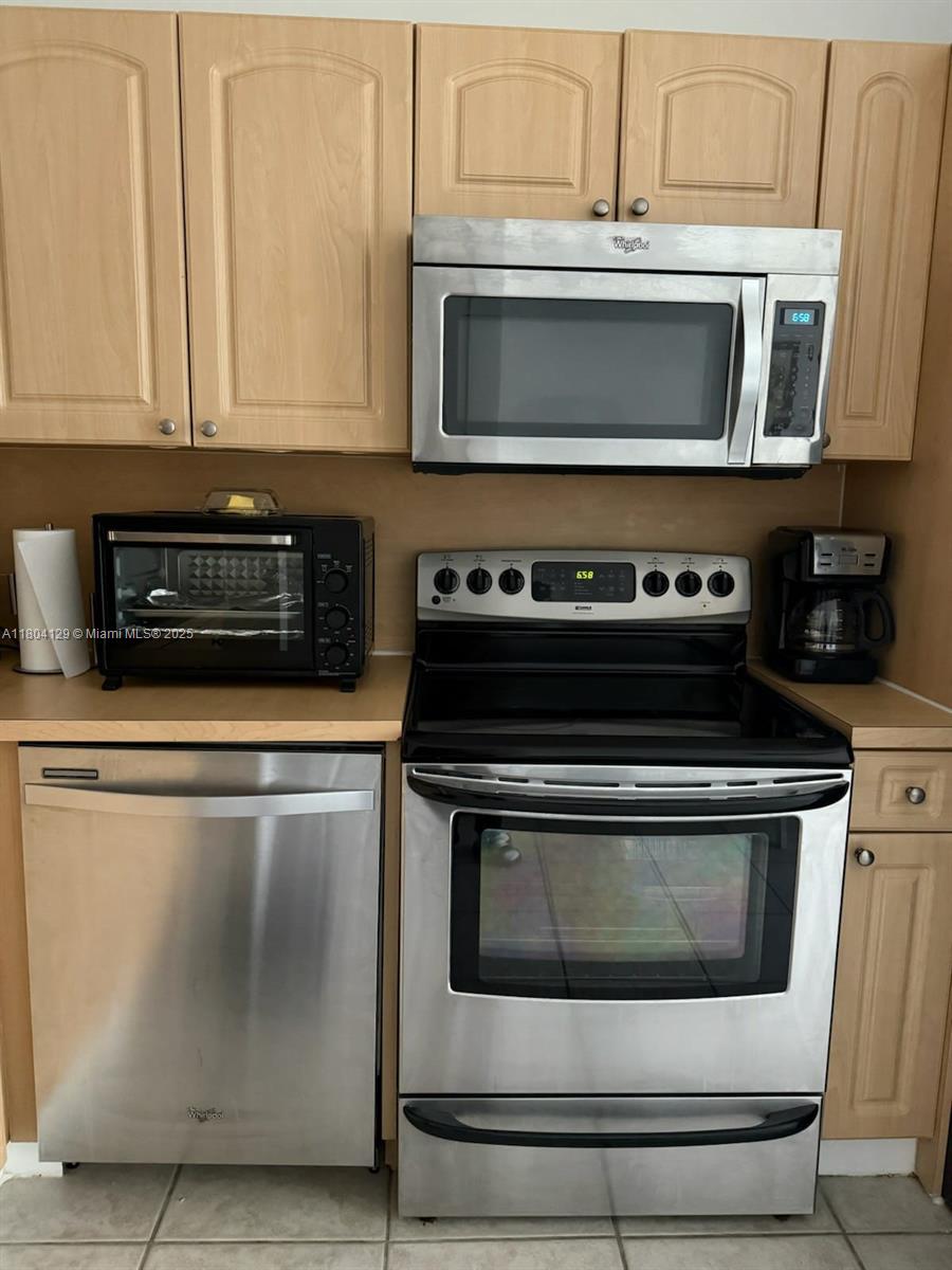 7940 Nw 6th St 103, Pembroke Pines, Miami-Dade County, Florida - 2 Bedrooms  
2 Bathrooms - 