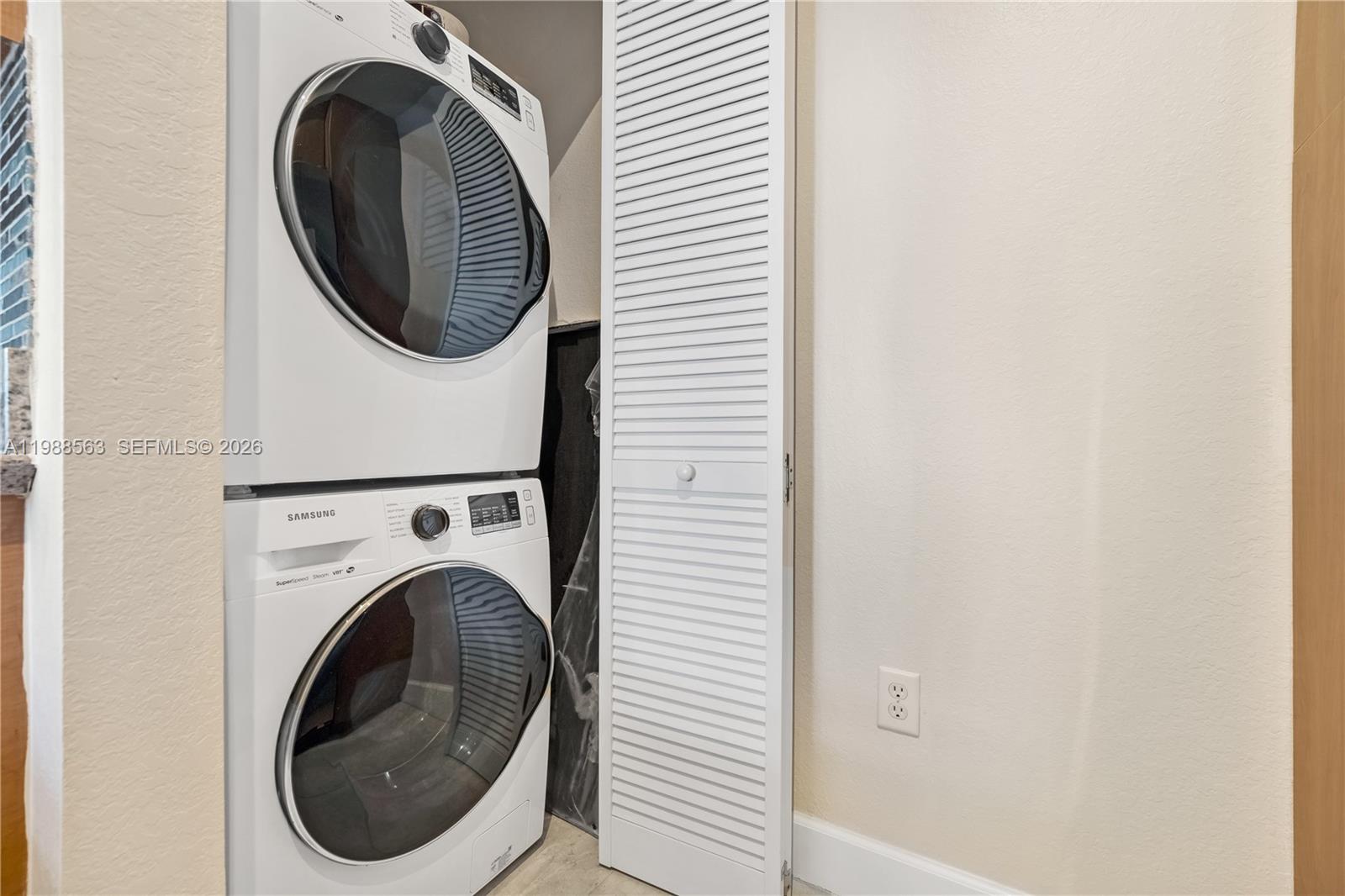 RADIUS CONDO - Residential