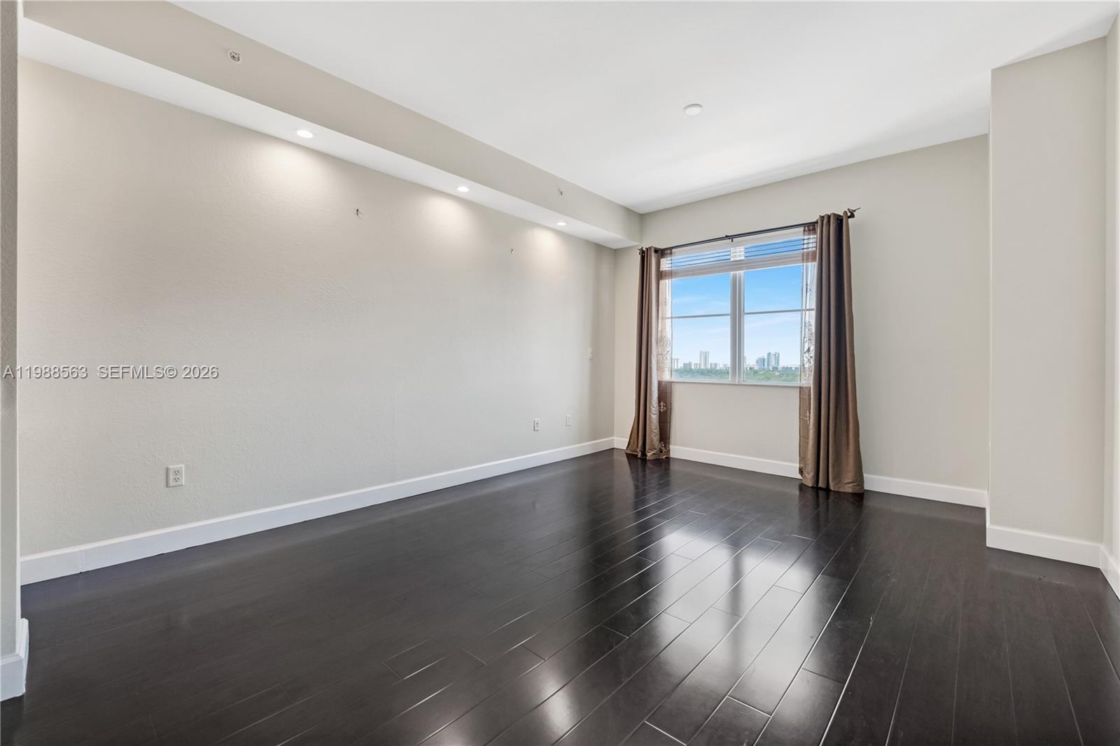 RADIUS CONDO - Residential