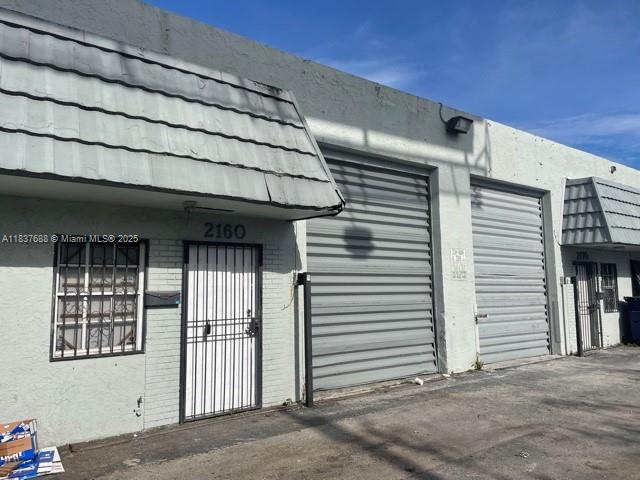 Very well-located warehouse, high concrete ceilings, 18-foot-high garage door, granite businesses are allowed, we have two units available next to each other (your client can rent one unit (2,150sf) or both units which would be a total of (4,300 sf)