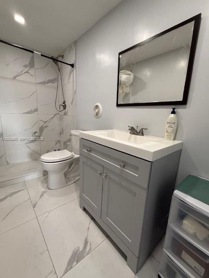 ONE OF THE BEST PRICE 3 BED ROOMS IN CORAL SPRINGS ; TOP FLOOR ; WALK TO SCHOOL AND CLOSE TO SHOPPING , HIGHWAYS AND EVERYTHING ! QUIET  FAMILY AREA