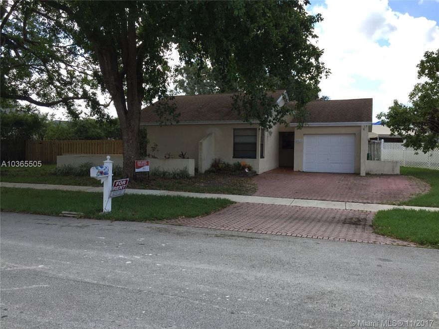 Beautiful 1 story home with new kitchen cabinets with granite countertops and stainless steel appliances. Don't need approval of the association. Lot of space for parking. Big screened patio with a nice garden. Quiet neighborhood. Ready to move. Excellent schools and location. Very close to Bonaventure Town Center and club house with excellent gym, 2 pools, jacuzzi, tennis courts, etc.
Don't miss this opportunity!!