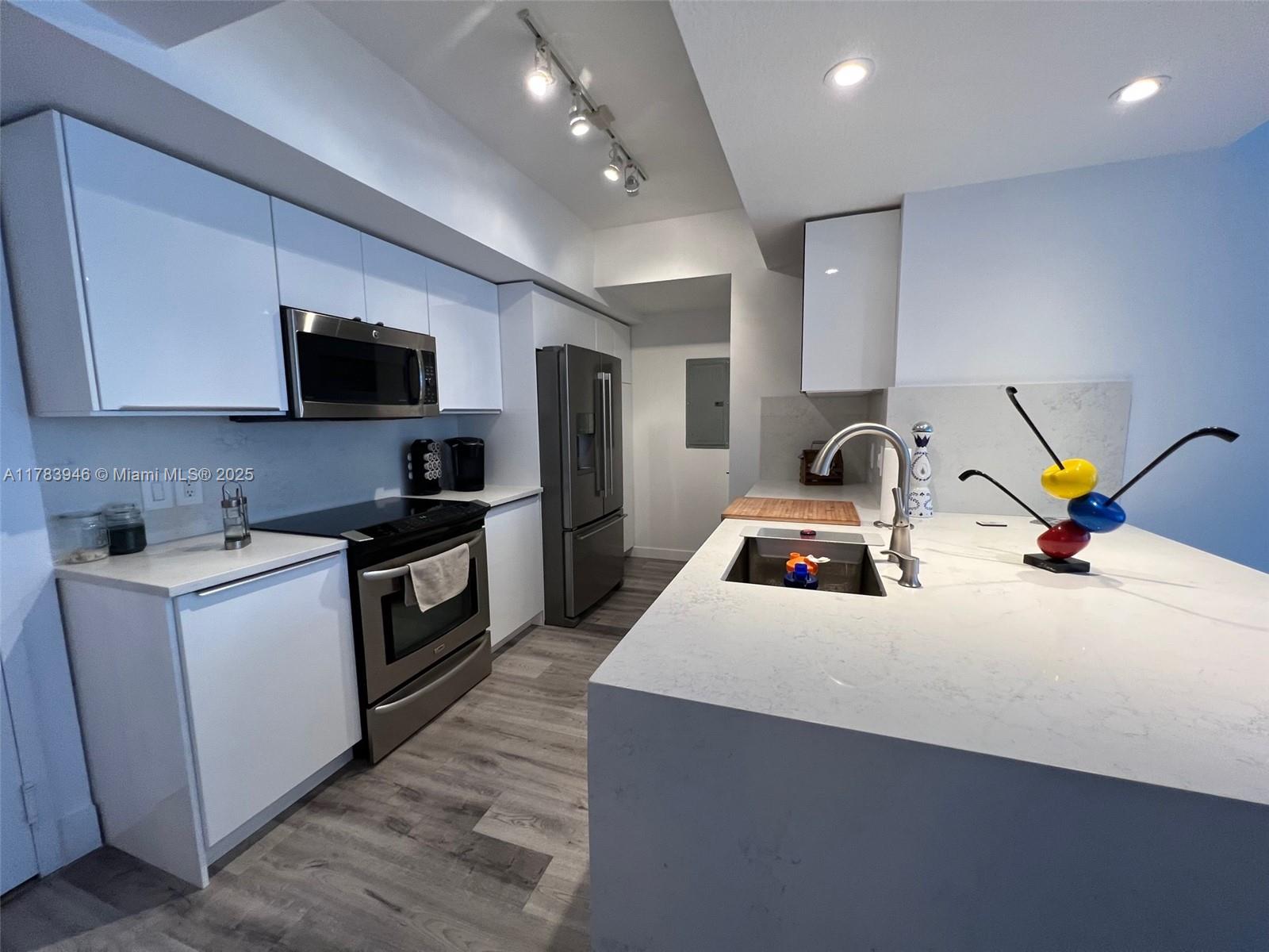 BEUTIFUL UNIT WIYH INTERCOASTAL VIEW, STAINLE STEEL APPLIANCES, RESORT STYLE LIVING WITH CONCIERGE, VALET PARKING, 2 POOLS, SAUNA, GYM. WALKING DISTANCE TO CITYPLACE