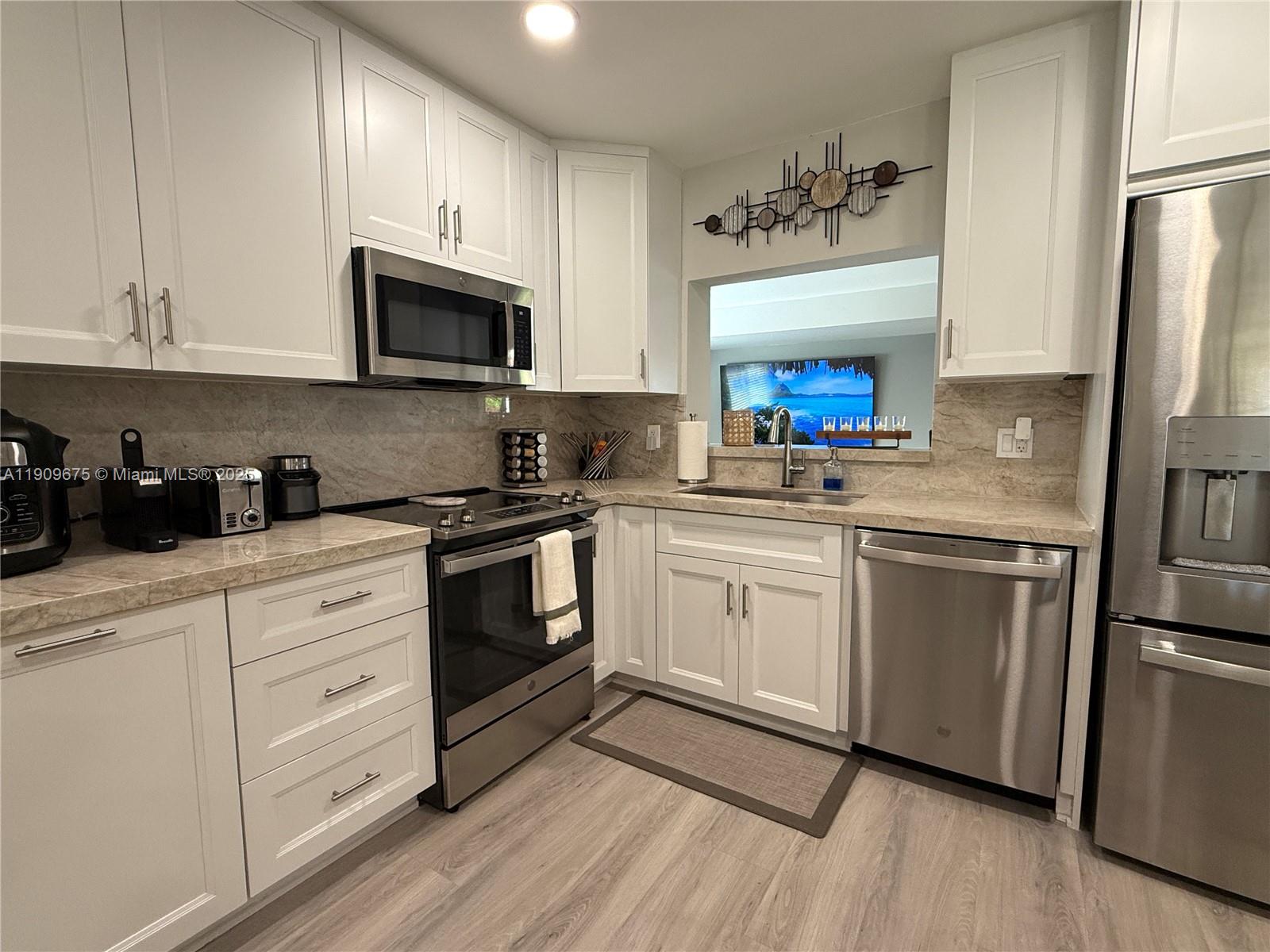 HOLLYWOOD HILLS - Residential Lease