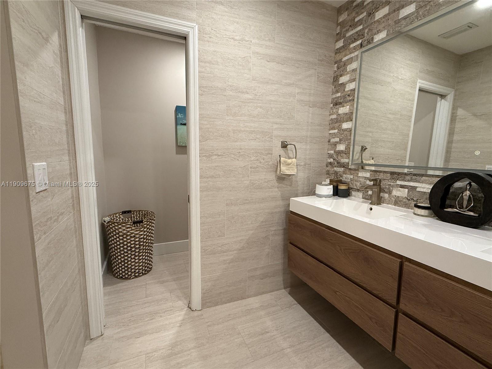 HOLLYWOOD HILLS - Residential Lease