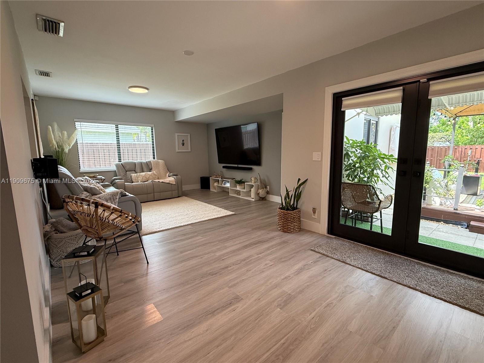 HOLLYWOOD HILLS - Residential Lease