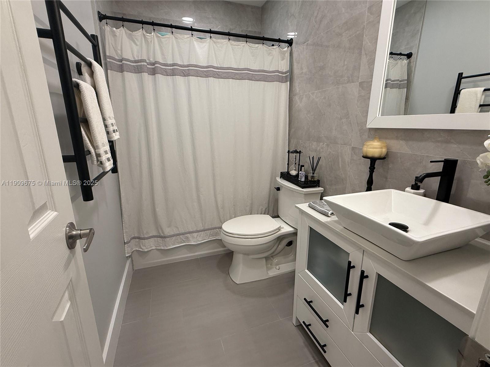 HOLLYWOOD HILLS - Residential Lease