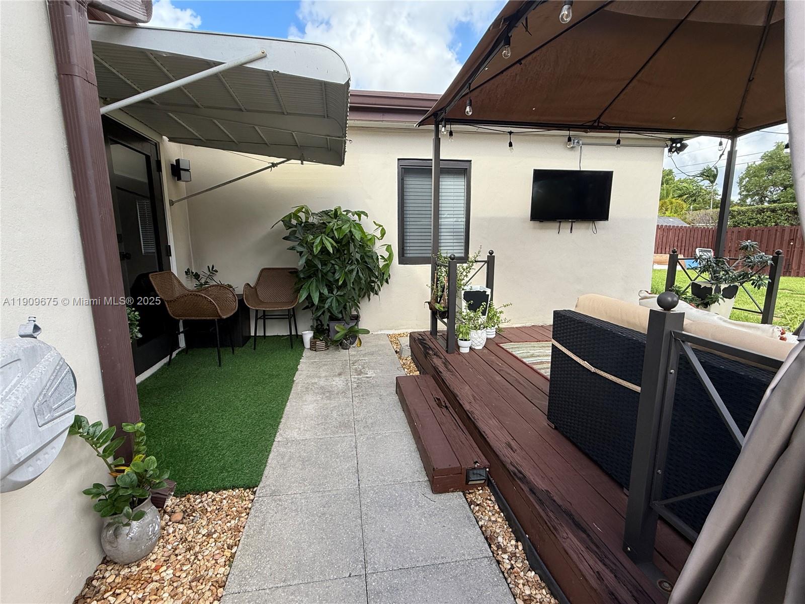 HOLLYWOOD HILLS - Residential Lease