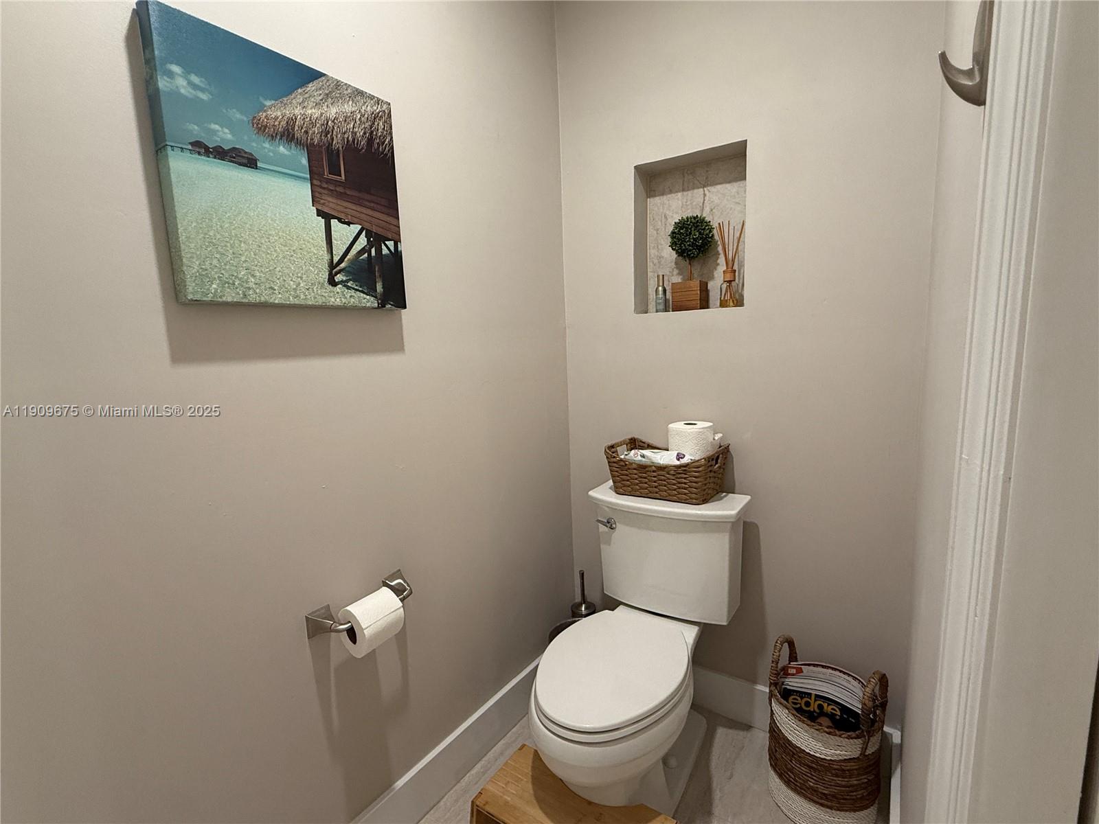 HOLLYWOOD HILLS - Residential Lease