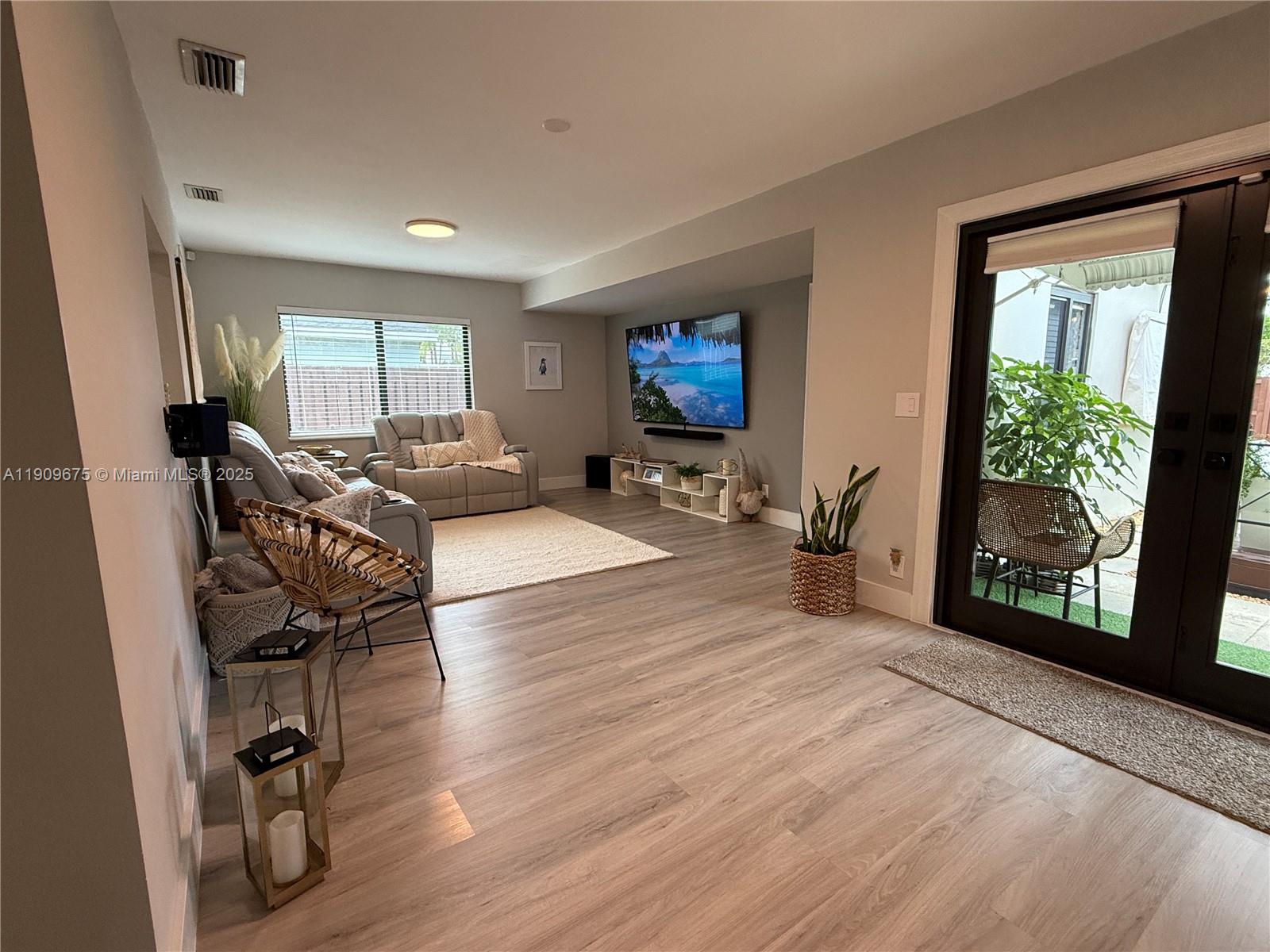 HOLLYWOOD HILLS - Residential Lease