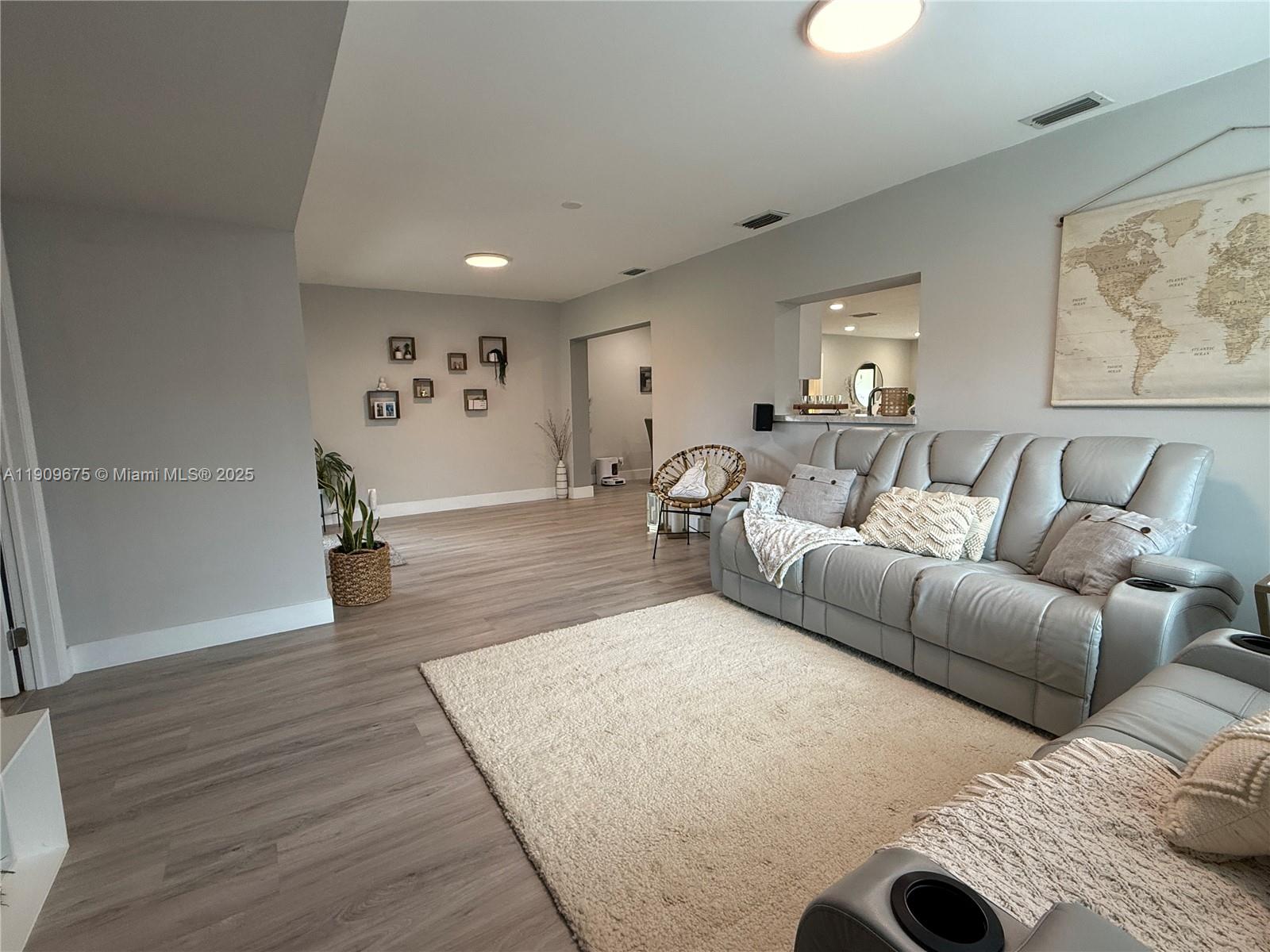 HOLLYWOOD HILLS - Residential Lease