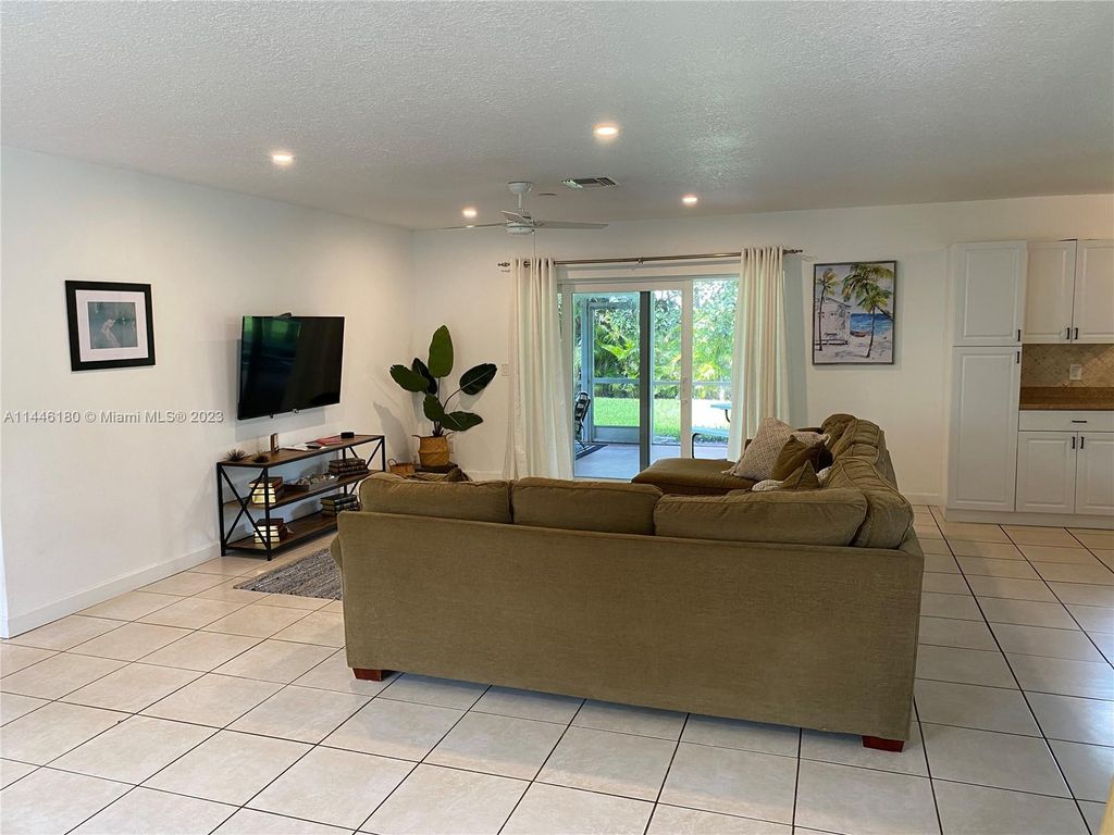 Photo of 608 N Perry Ave, Jupiter, FL 33458 (MLS # A11446180)