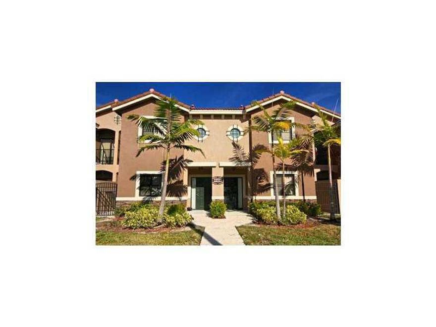 Beautiful Townhome at The Courts at Bayshore. 3 Beds and 2 1/2 baths. 24 hrs security, Clubhouse, gym, Resort style pool and more... Shoppings, restaurants.