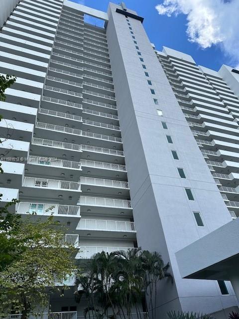 BEAUTIFUL CONDO UNIT WITH BREATHTAKING VIEW OF BISCAYNE BAY, THE OLETA RIVER AND THE BEAUTIFUL SKYLINE OF SUNNY ISLES AND THE BEACHES. BEAUTIFULLY RENOVATED AND WELL KEPT 2/2 PLUS ENCLOSED DEN WITH MORE THAN 1743 ST/FT OF OPEN/LIVING SPACE, LARGE HIS/HER CLOSETS, DOUBLE VANITY, AND JACUZZY, IN-UNIT WASHER, DRYER IN THE SOUGH-AFTER SOLEMIA NEIGHBORHOOD, NEAR SOME OF MIAMI'S FAVORITE HOTSPOTS, SHOPPING AND DINING, MINUTES AWAY FROM THE AVENTURA MALL AND SUNNY ILSE AND HALLOVER BEACH; WALKING DISTANCE TO ELEMENTARY, MIDDLE, HIGH SCHOOL AND THE WONDERFUL FLORIDA INTERNATIONAL UNIVERSITY BISCAYNE BAY CAMPUS (FIU NORTH) JUST BRING YOURSELF IN AND TAKE ADVANTAGE OF THE AMENITIES: TENNIS COURT, FITNESS CENTER, CLUBHOUSE, COMMUNITY POOL, 24HR ELECTRONIC/MAN-GARDED ENTRANCE. SIMPLY AWESOME LIVING!