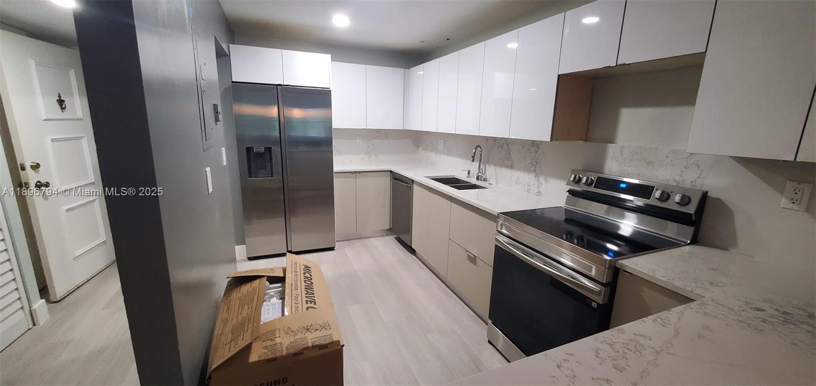 BUILDING FOUR OF RACQUET - Residential Lease