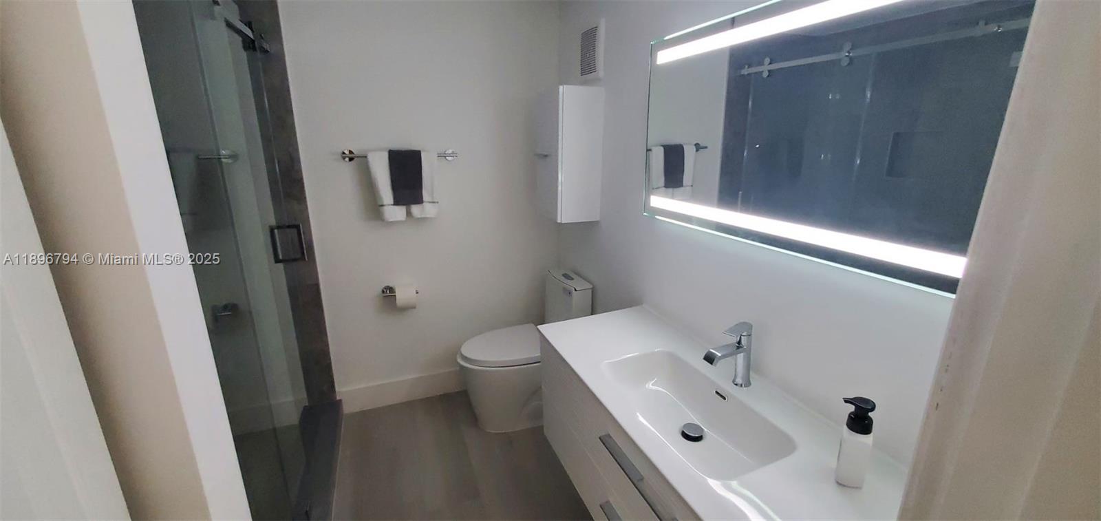 BUILDING FOUR OF RACQUET - Residential Lease