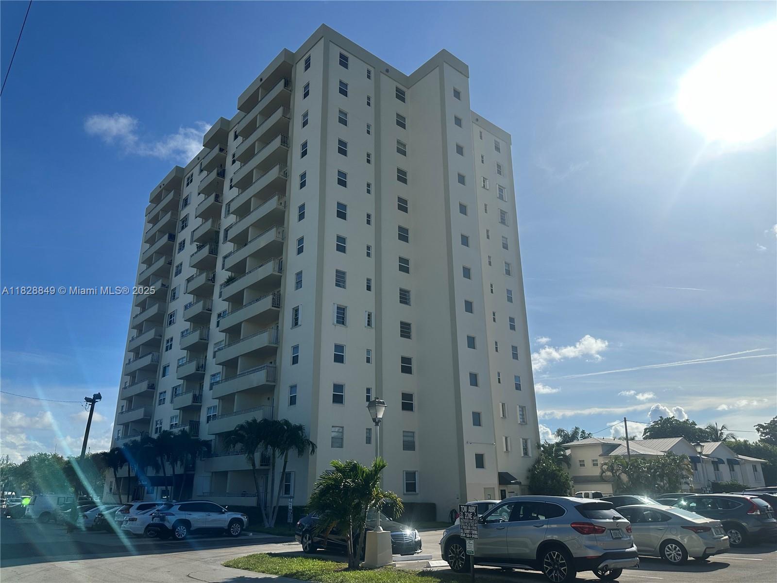 Open balcony with a panoramic city view.
Offers a peaceful and cozy ambiance, recently repainted. Aditional storage outside.
A spacious pool and rest area are available for recreational enjoyment with companions.
Close to the beach, restaurants, downtown, and other amenities.
Will sell fast