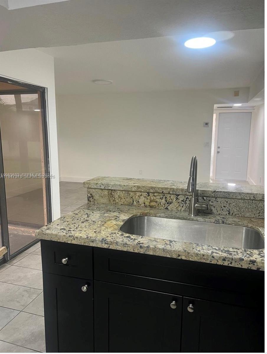 LAKESHORE CONDO #4 - Residential