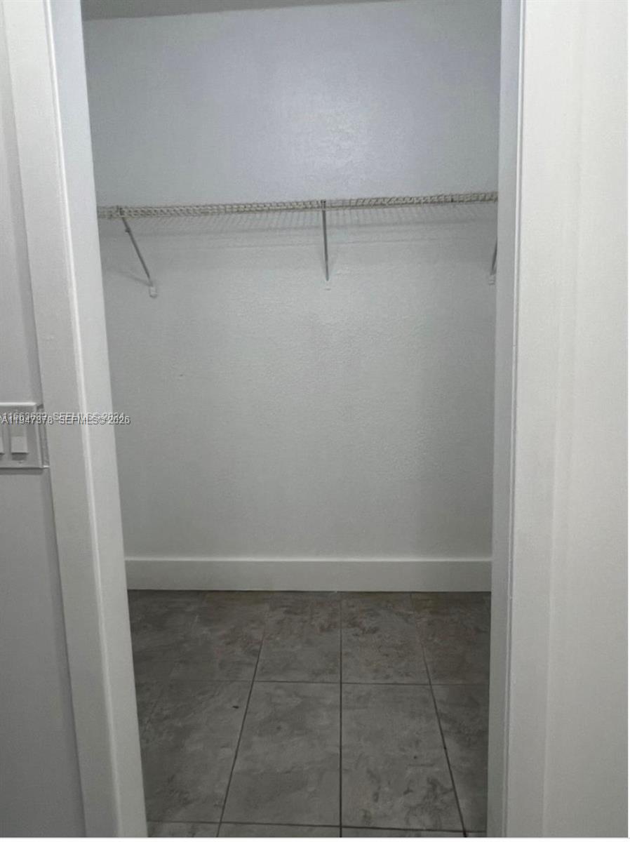 LAKESHORE CONDO #4 - Residential