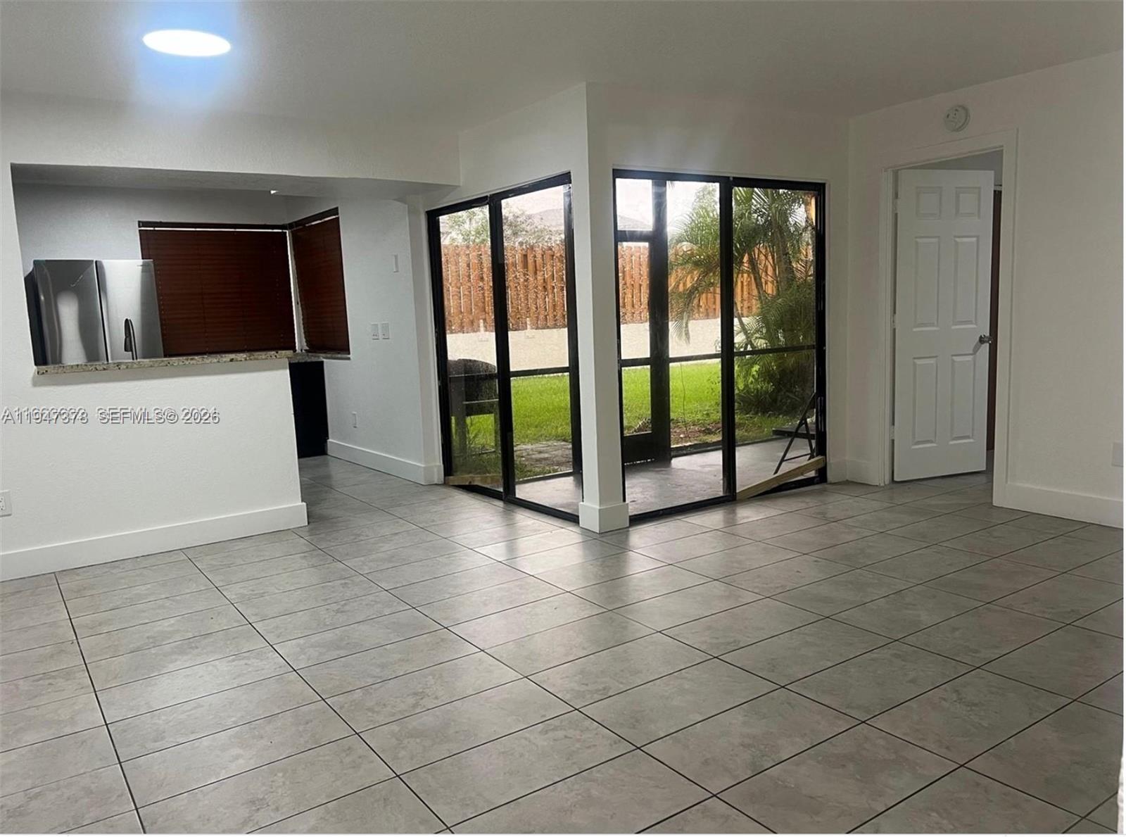 LAKESHORE CONDO #4 - Residential