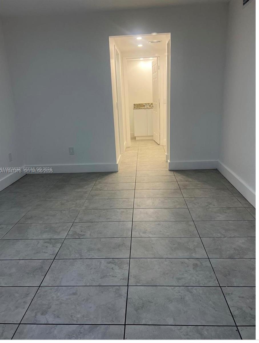 LAKESHORE CONDO #4 - Residential