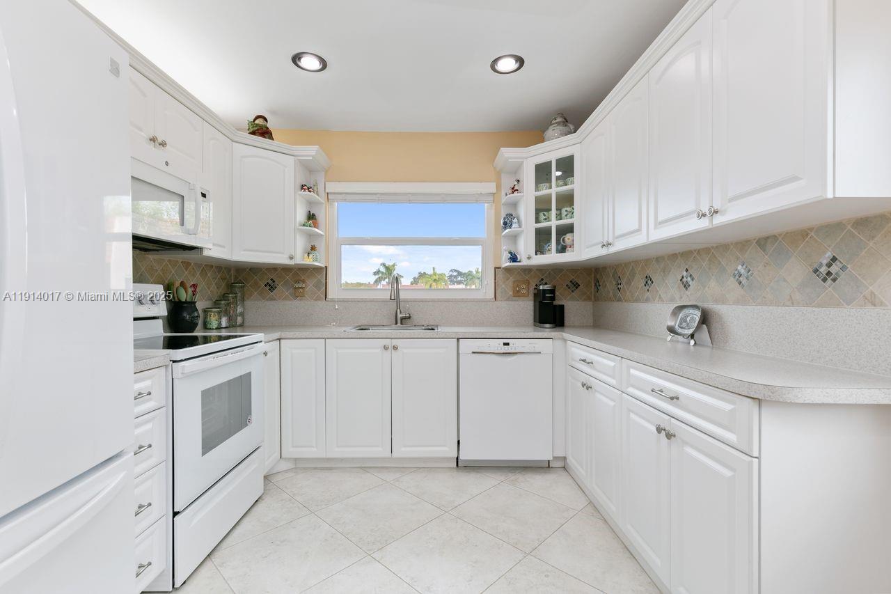 View photos, virtual tours, details... 9310 Sunrise Lakes Blvd 301