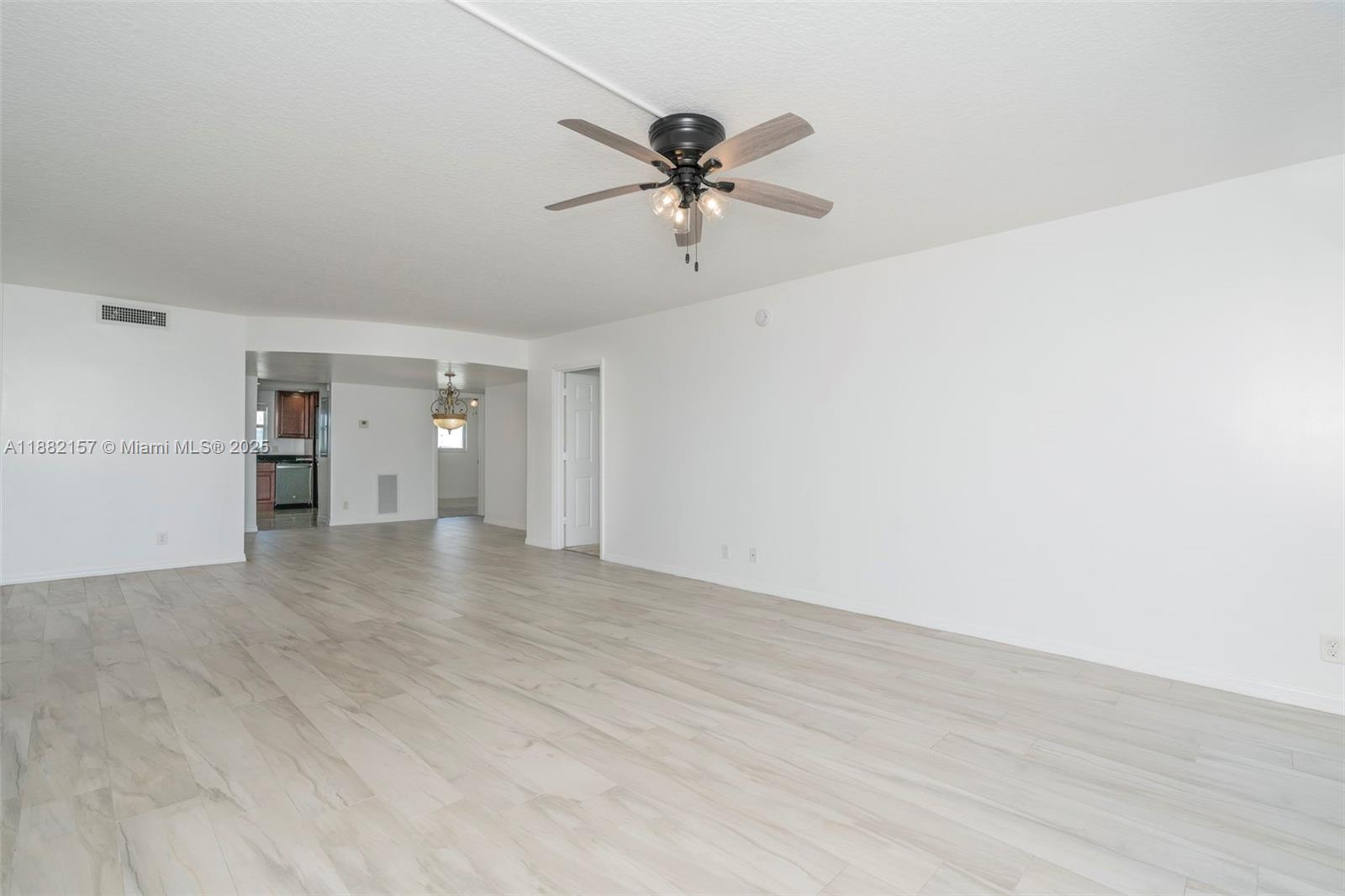 LAKE HARBOUR TOWERS CONDO - Residential