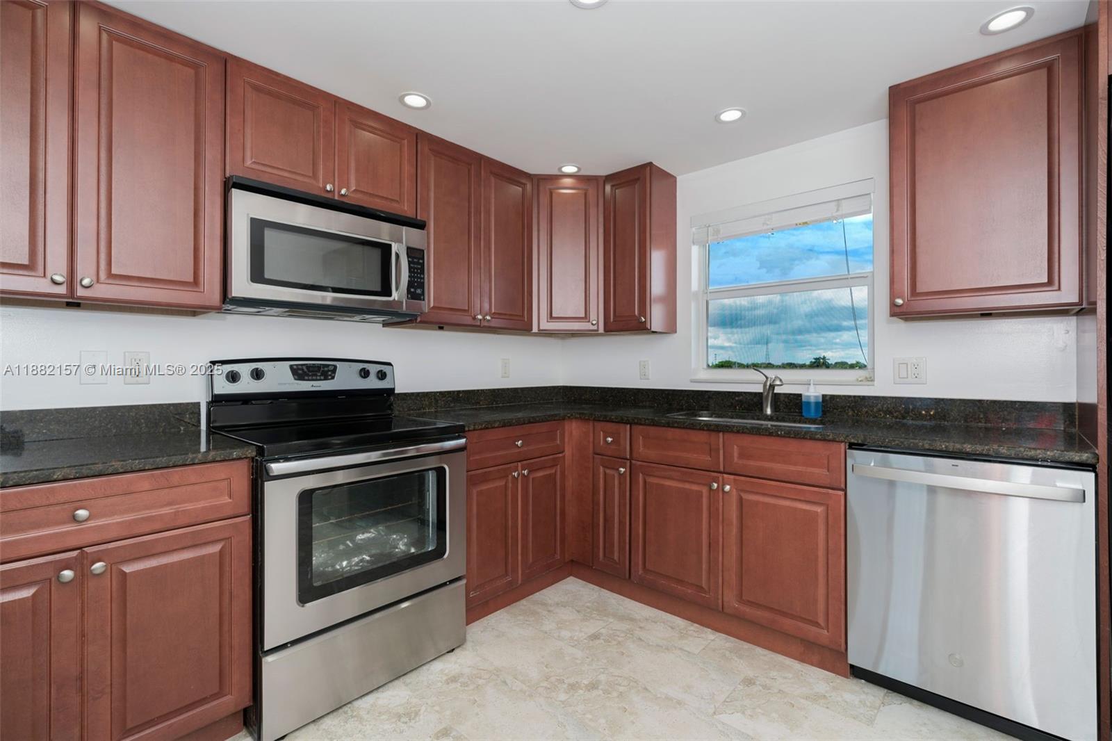LAKE HARBOUR TOWERS CONDO - Residential