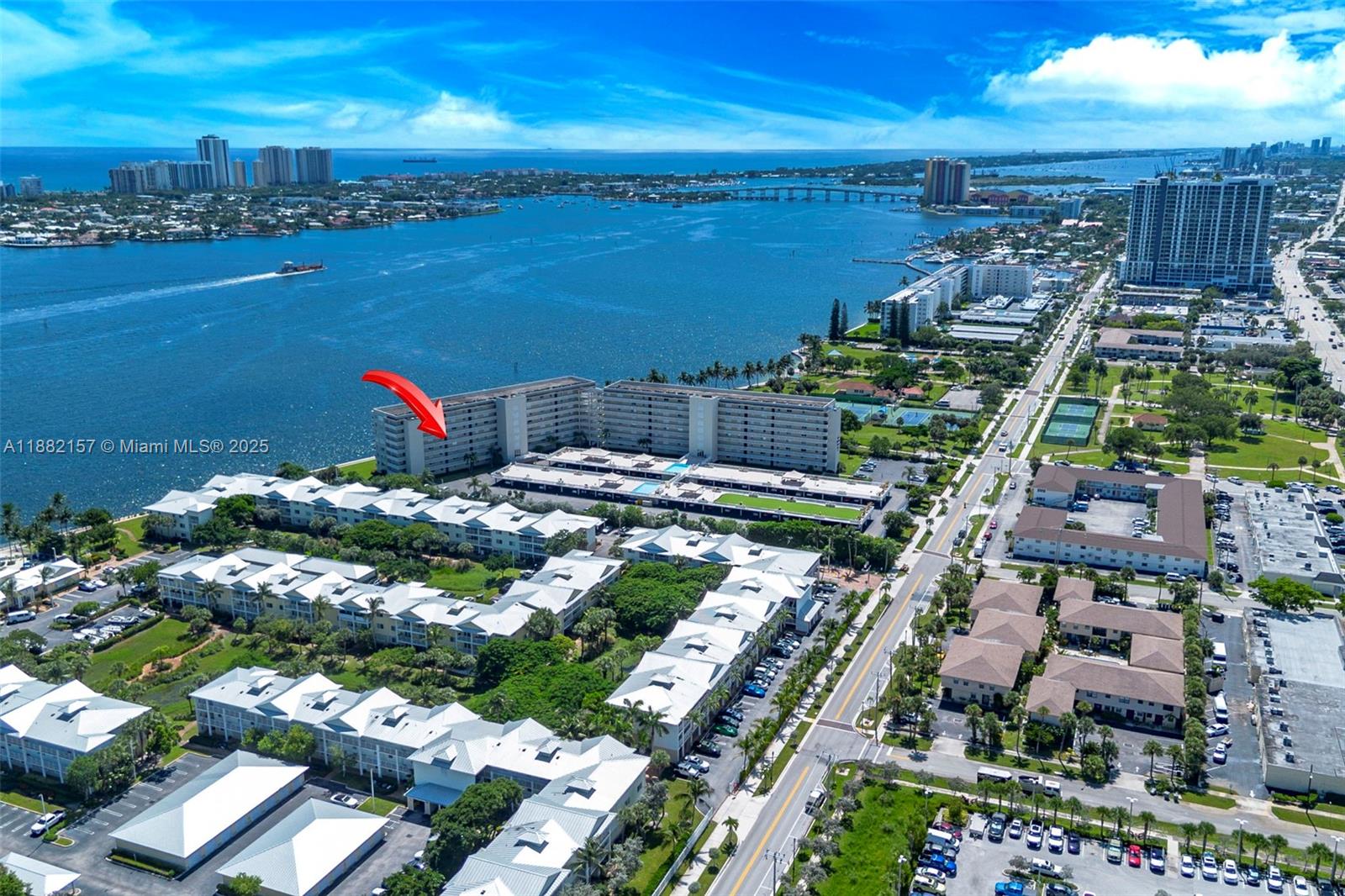 LAKE HARBOUR TOWERS CONDO - Residential