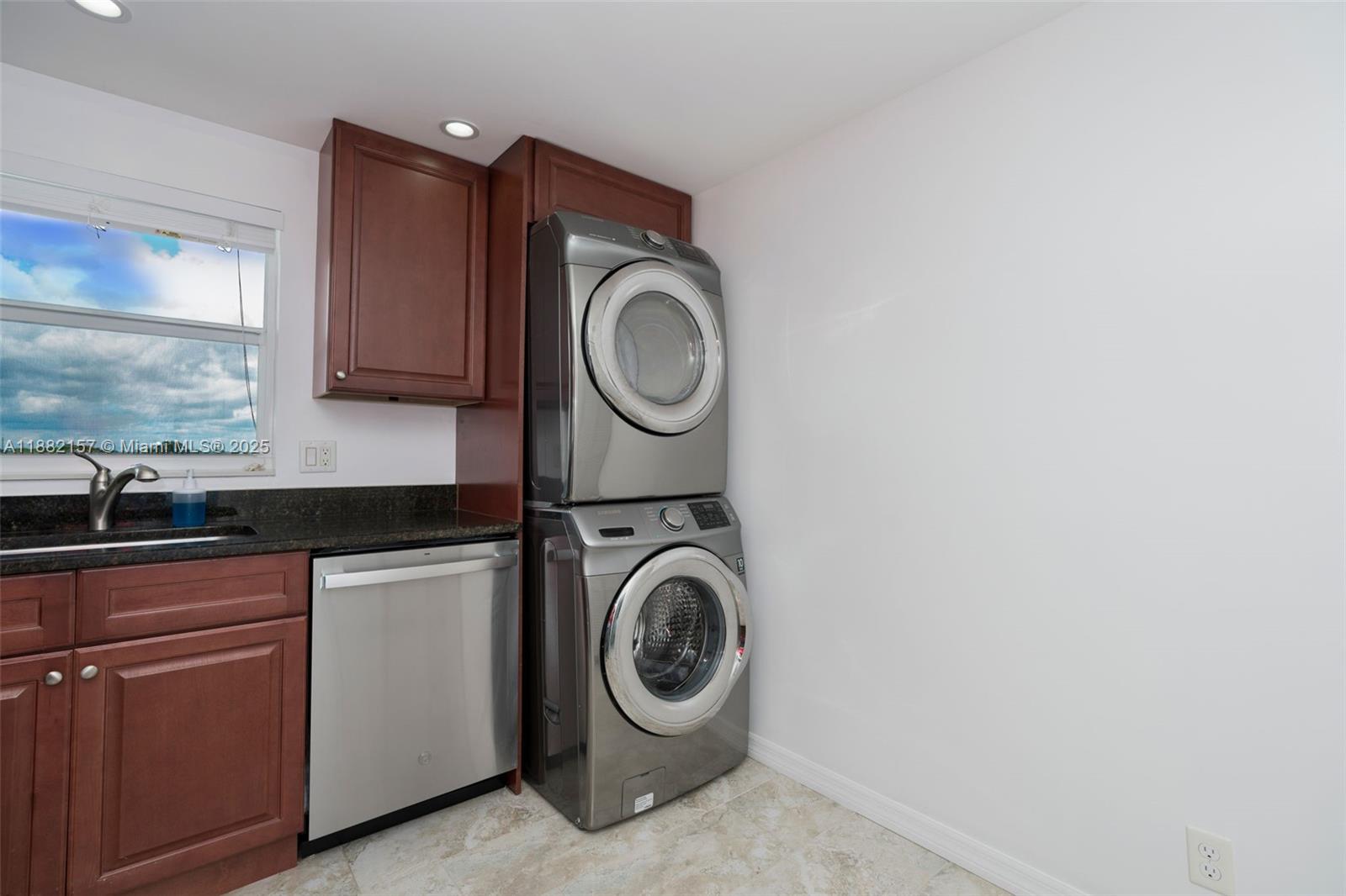 LAKE HARBOUR TOWERS CONDO - Residential