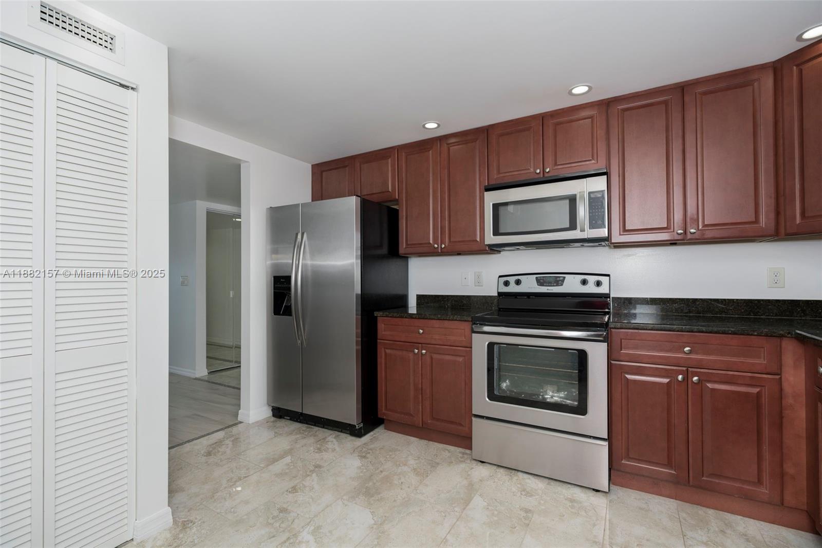 LAKE HARBOUR TOWERS CONDO - Residential