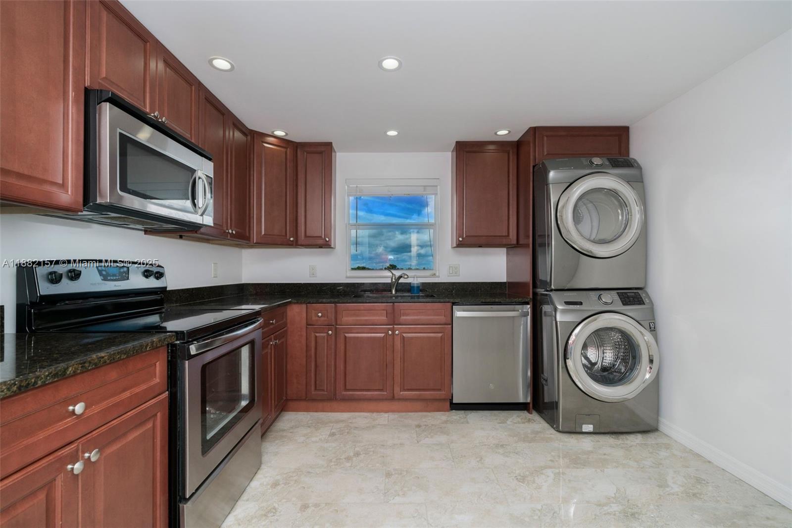 LAKE HARBOUR TOWERS CONDO - Residential