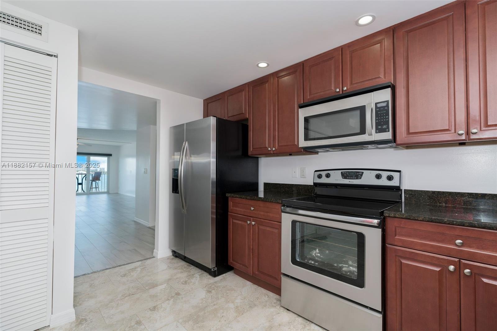 LAKE HARBOUR TOWERS CONDO - Residential